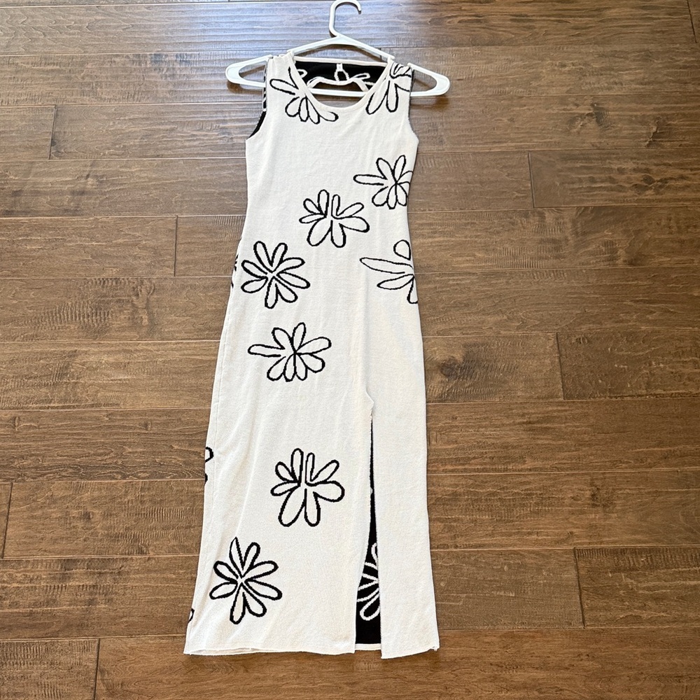 Cream midi Dress with Black Floral Design - Picture 4 of 8